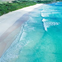 宮古島の浜辺で波待ちするサーファーたちの風景の写真
