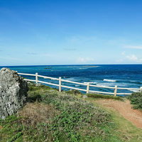 宮古島の海岸遊歩道から望む透き通った海と水平線の写真
