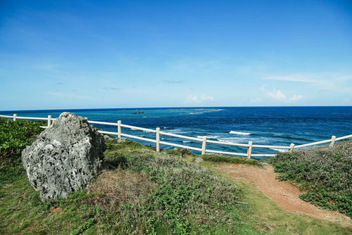 宮古島の海岸遊歩道から望む透き通った海と水平線