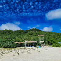 宮古島の海水浴場に広がるうろこ雲と透明な海の写真
