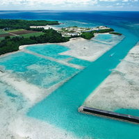 宮古島の透明度の高い海を進むボートの写真