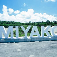 宮古島を彩る白いモニュメント：河口に立つ記念碑の風景の写真