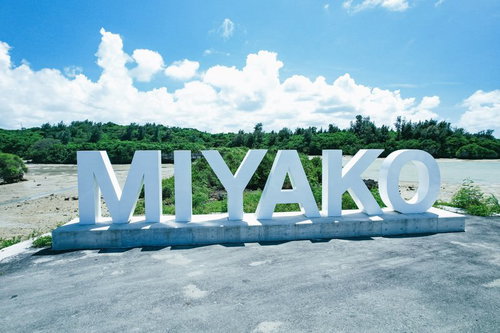 宮古島を彩る白いモニュメント：河口に立つ記念碑の風景