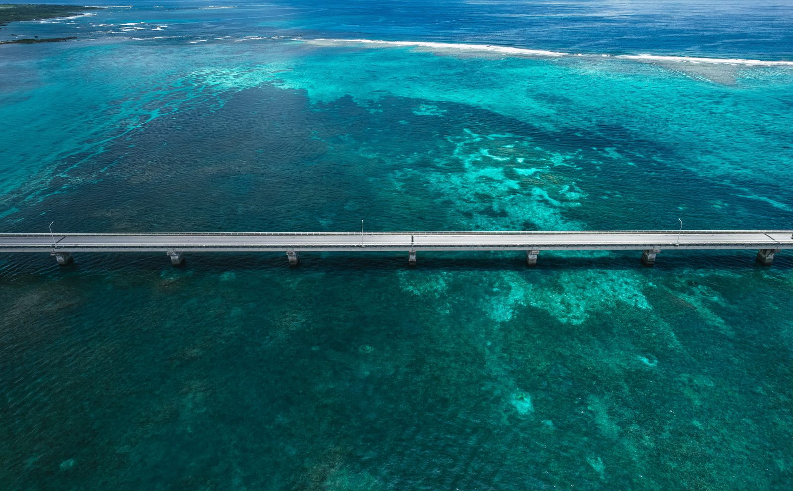 宮古島の透明な海を一直線に渡る伊良部大橋を上空から撮影した空撮写真