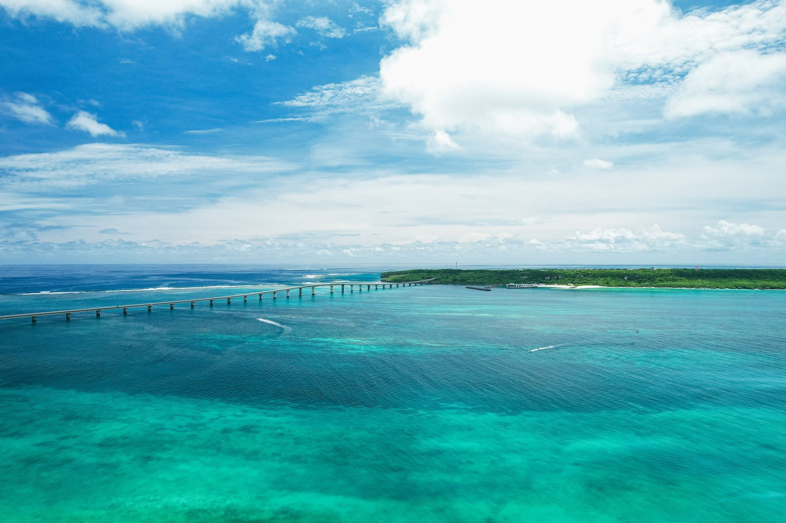 沖縄県宮古島の来間大橋と周囲の美しい青い海の空撮写真