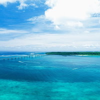 来間大橋と宮古ブルーの海（沖縄・空撮）の写真