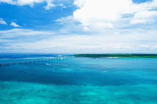 来間大橋と宮古ブルーの海（沖縄・空撮）
