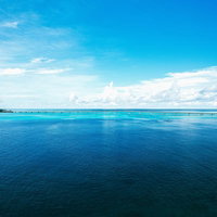 宮古島から望む伊良部大橋と透明度の高いエメラルドブルーの海の写真