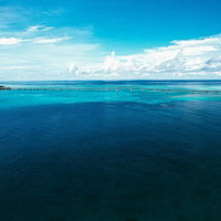 深い青色の海と伊良部大橋の空撮の写真