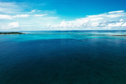 深い青色の海と伊良部大橋の空撮の写真