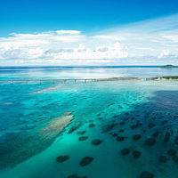 透明度の高い宮古島の海と伊良部大橋の写真