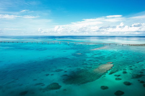 どこまでも続く水平線と宮古島の伊良部大橋