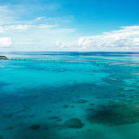 伊良部大橋とエメラルドグリーンの海の写真