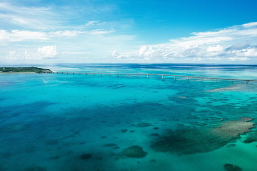 伊良部大橋とエメラルドグリーンの海の写真