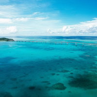 宮古島の青い海に架かる伊良部大橋の絶景の写真