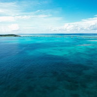 宮古島の海を横断する伊良部大橋と広がる水平線の写真