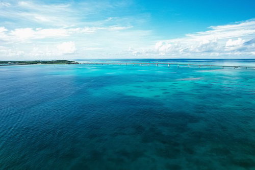 宮古島の海を横断する伊良部大橋と広がる水平線