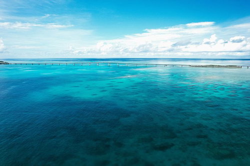 澄み切った海に伸びる宮古島の伊良部大橋と水平線