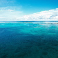 深い青色が続く宮古島の海と伊良部大橋の景観の写真