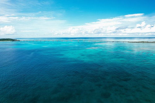 深い青色が続く宮古島の海と伊良部大橋の景観