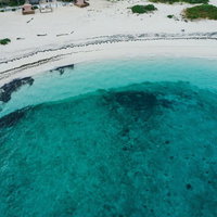 宮古島の透明度抜群のエメラルドグリーンの海を空撮の写真
