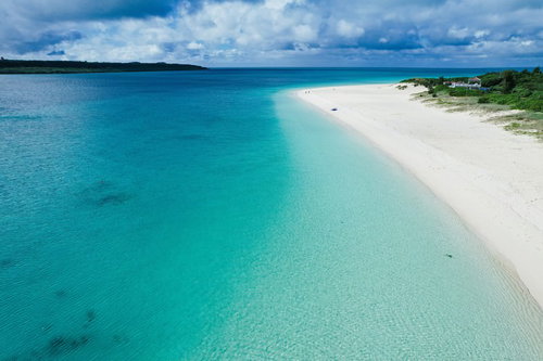 宮古島の遠くまで続く白い砂浜