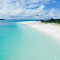 透明度の高い宮古島の海と白い砂浜の写真