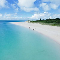 白い砂浜と宮古島の海（空撮）の写真