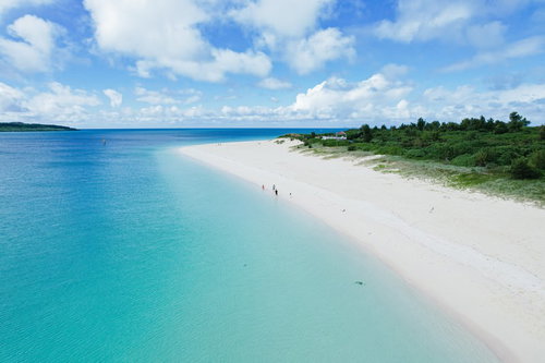白い浜辺と透明な海が広がる宮古島の空撮風景