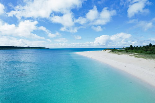 宮古島の白い砂浜が続く海と透明なエメラルドグリーンの海水浴場