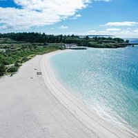 宮古島の弧を描く白い砂浜とエメラルドブルーの海の写真