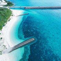 宮古島の白い海岸に架かる伊良部大橋と海景観の写真