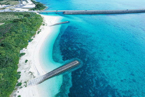 宮古島の白い海岸に架かる伊良部大橋と海景観