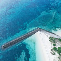 俯瞰して見る宮古島の海岸と白い砂浜、エメラルドグリーンの海の写真