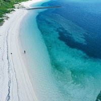 透き通る水と白い海岸の宮古島 空撮で見る絶景ビーチの写真
