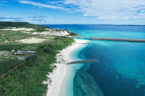 宮古島の海にせり出す伊良部大橋と透き通るエメラルドグリーンの海