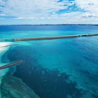 宮古島の海を突っ切る伊良部大橋。晴天下の絶景の写真