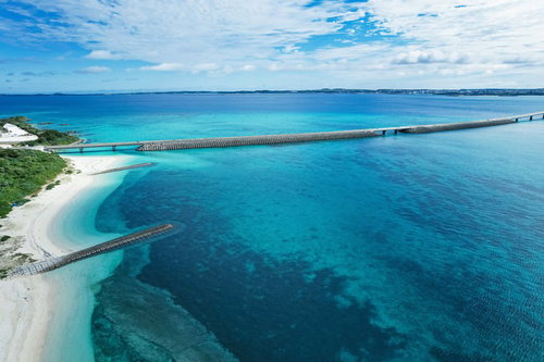 宮古島の海を突っ切る伊良部大橋。晴天下の絶景