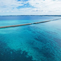 宮古島の透き通った海を横切る伊良部大橋の航空撮影の写真