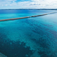 宮古島の海を突っ切るエメラルドグリーンの伊良部大橋の写真