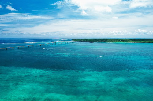 伊良部大橋の向こうに見えるエメラルドグリーンの海と水平線