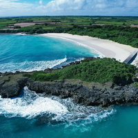 宮古島の白い砂浜とエメラルドグリーンの海岸の写真