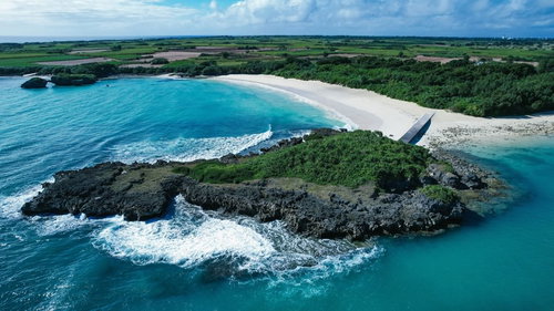 宮古島の白い砂浜とエメラルドグリーンの海岸