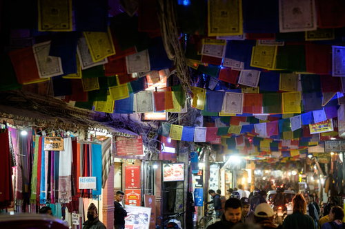 ネパールのカトマンズ、タメル地区の色彩あふれる商店街