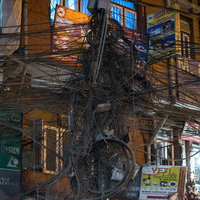 ネパール・カトマンズの電柱にぐるぐる巻き付いた電線の写真