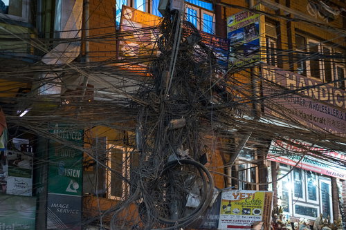 ネパール・カトマンズの電柱にぐるぐる巻き付いた電線