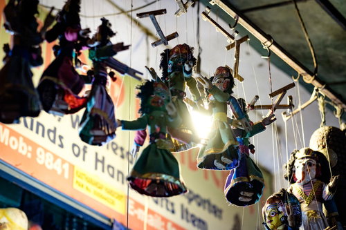 老朽化した建物が並ぶインドの街並み