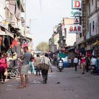 ニューデリー駅前の商店街の賑わい（インド）の写真