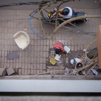 インドの路肩で洗い物をする少年の日常生活風景の写真