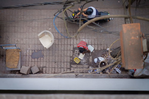 インドの路肩で洗い物をする少年の日常生活風景